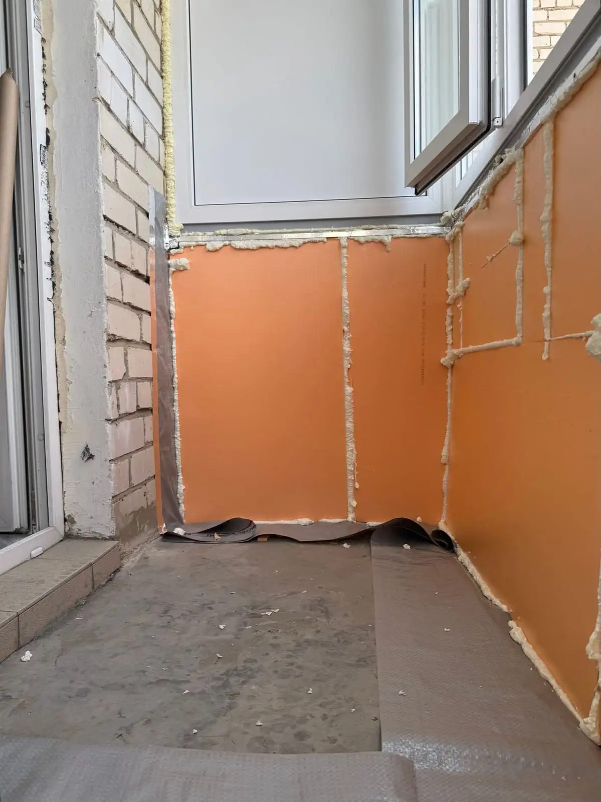 Утеплитель в углу балкона, по полу проложена плёнка