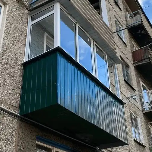 Балкон после наружной обшивки профлистом, вариант 2